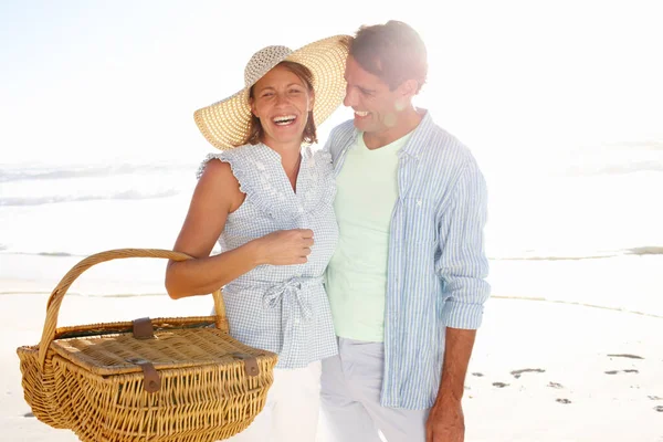 Picnic Beach Portrait Happy Mature Couple Going Picnic Beach Together — Stock Photo, Image