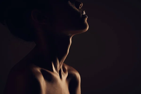 Schoonheid Vrouw Silhouet Donkere Achtergrond Van Huid Lichaam Model Met — Stockfoto
