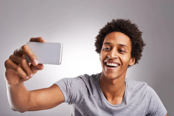 Cree Selfie Joven Tomando Una Selfie Sobre Fondo Gris —  Fotos de Stock