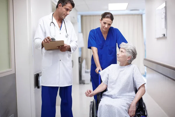 Cuáles Son Mis Opciones Una Enfermera Empujando Paciente Mayor Silla —  Fotos de Stock