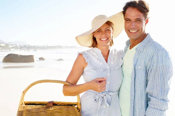 Day Out Husband Portrait Happy Mature Couple Going Picnic Beach — Stock Photo, Image