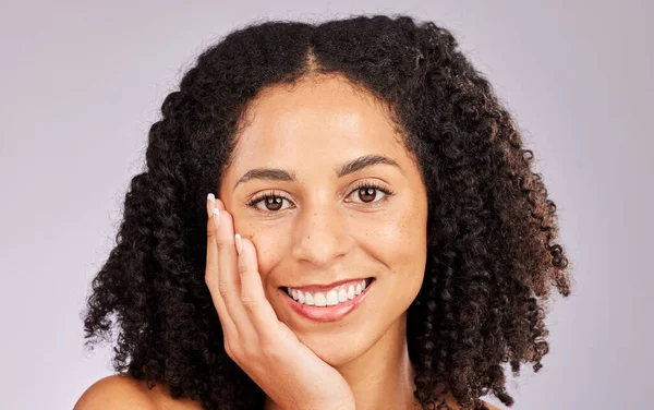 Mujer Negra Retrato Belleza Spa Brillo Piel Dermatología Estudio Maquillaje — Foto de Stock