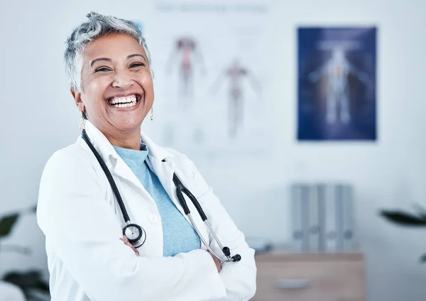 Glückliche Porträtierte Und Ältere Ärztin Stolz Krankenhaus Aufgeregt Und Lachend — Stockfoto