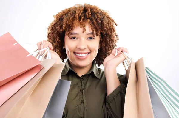 Moda Portre Alışveriş Çantalı Mutlu Siyah Kadın Beyaz Arka Planda — Stok fotoğraf