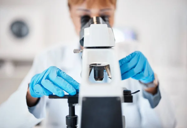 Laboratoire Mains Scientifiques Microscope Pour Recherche Analyse Étude Médecine Science — Photo