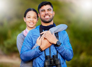 Fitness, çift ve doğada sarılma, kaliteli zaman geçirme ve gülümseme, kutlama ve hafta sonu tatili ile rahatlama. Aşk, erkek ve kadın kucaklaşır, temiz hava alır ve turizm ile uzaklaşır, yolculuk eder ve mutluluk ile dinlenir.