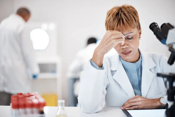 Wissenschaftlerin Mit Kopfschmerzen Stress Und Müdigkeit Mit Frau Überarbeitet Mit — Stockfoto