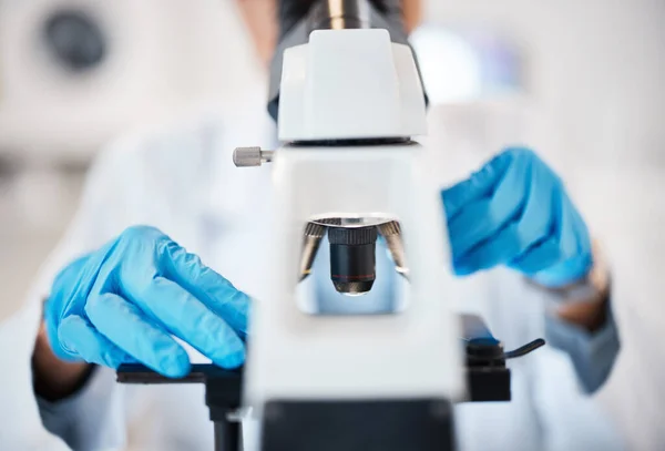 Μικροσκόπιο Ιατρική Επιστήμη Και Χέρια Ένα Εργαστήριο Για Έρευνα Ανάλυση — Φωτογραφία Αρχείου