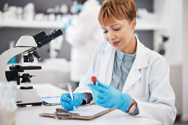 在制药实验室 科学家 妇女和有结果 焦点或分析的写作报告 科学专家 核对表或血液样本研究 医学创新或药物试验研究 — 图库照片