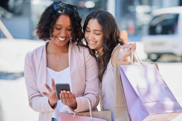 Siyah Kadın Telefon Arkadaşlarla Internet Alışverişi Sokak Çantada Gülümseme Mim — Stok fotoğraf