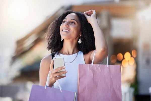 黑人妇女 电话和零售购物袋的客户在线商店应用程序打折 城市街道上一位背景模糊的女性的商店促销 城市和电子商务移动网络 — 图库照片