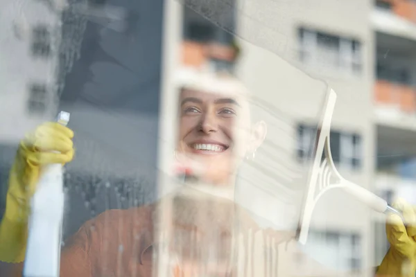 Raamreiniging Glimlach Vrolijke Vrouw Thuis Ramen Wassen Met Glasreiniger Helpen — Stockfoto
