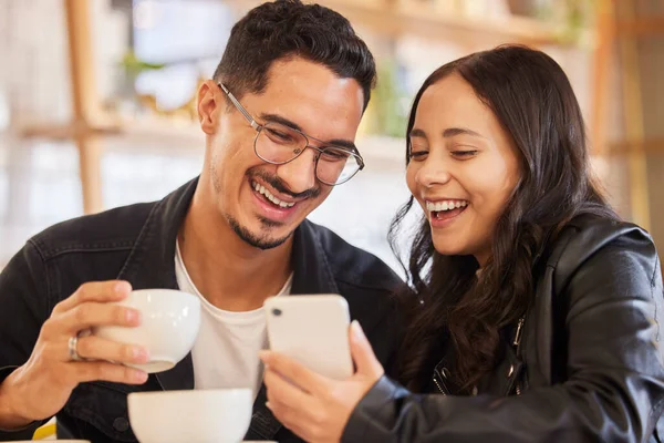 情侣在咖啡馆和智能手机的社交媒体 连接和质量时间放松 快乐的男人和女人 带着手机 咖啡店 在休息 快乐或相爱的时候结合在一起 — 图库照片