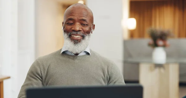 Słuchawki Laptop Czarny Człowiek Wideo Połączenie Biurze Spotkanie Online Lub — Zdjęcie stockowe