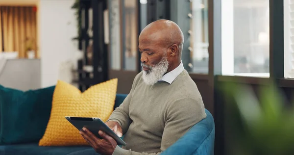 Мбаппе Технологии Пожилой Чернокожий Мужчина Диване Просматривают Интернет Сайты Социальные — стоковое фото