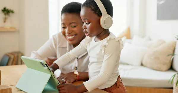 Tablet Videodaki Siyah Anne Kız Mutlu Olmak Evdeki Oturma Odasında — Stok fotoğraf