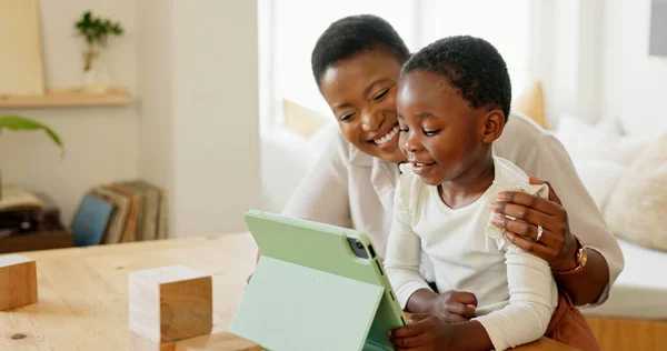 Tablet Videodaki Siyah Anne Kız Mutlu Olmak Evdeki Oturma Odasında — Stok fotoğraf