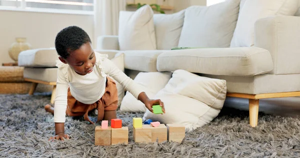 黑人女孩 在家庭休息室的积木和创造性学习 成长和乐趣的发展 快乐的非洲孩子 教育用的砖头玩具和木制拼图 蒙台梭利游戏和客厅游戏 — 图库照片