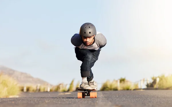Skateboard Balans Berg Met Mens Weg Voor Snelheid Vrijheid Zomervakantie — Stockfoto