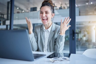 Mutlu, başarılı ve dizüstü bilgisayarlı iş kadını ofiste kutlama yapıyor ve başarı için çalışıyor ve heyecanlanıyor. Kutlama, kutlama ve şirket çalışanının hedefinde ya da terfisinde kazanması.