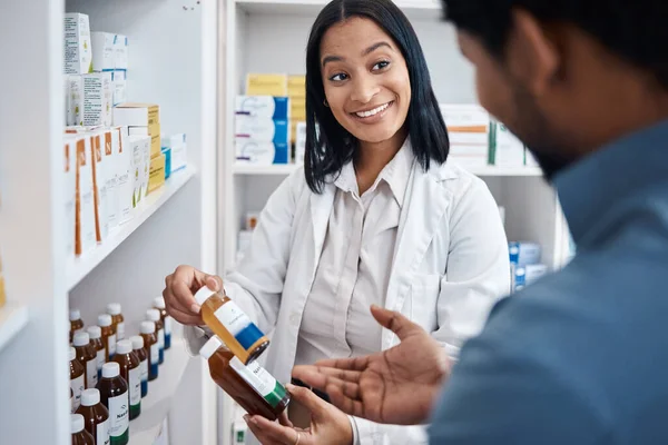 Фармацевтична Пляшка Клієнт Жінка Допомагають Чоловікові Вибором Таблеток Фармацевтичним Рішенням — стокове фото