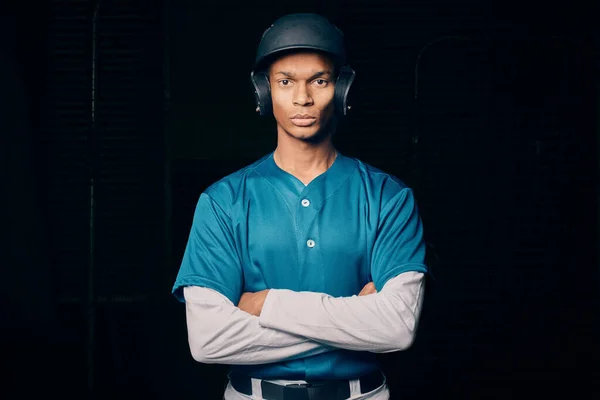 Spor Beyzbol Siyah Adamın Karanlık Arka Plandaki Portresi Oyun Antrenman — Stok fotoğraf