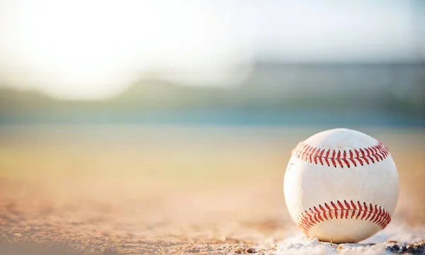 夏の間の競争力のあるゲームの屋外で地面に野球とスポーツ フィールドとモックアップ フィットネス 外の革ボール 試合やトレーニングワークアウトの準備 — ストック写真