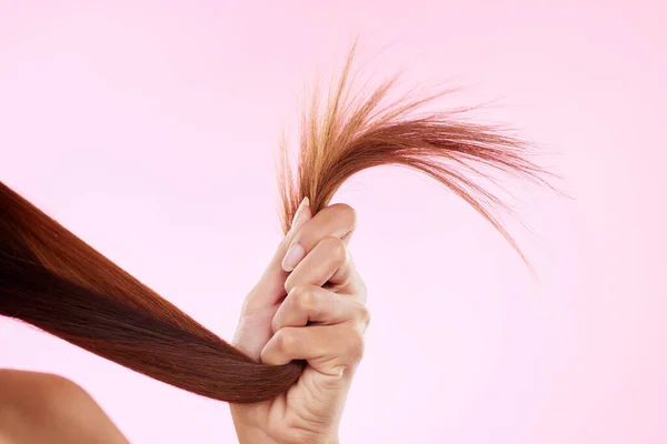 手握分叉 在工作室里理发 理发或修理洗发水或理发 粉红背景美容化妆品的损伤及干爽质感或发型 — 图库照片