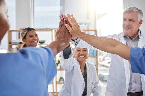 高五或护士达成一项战略 目标或在医院工作的医疗保健 携起手来 团队建设或一群快乐的医生 有目标的使命规划理念 — 图库照片