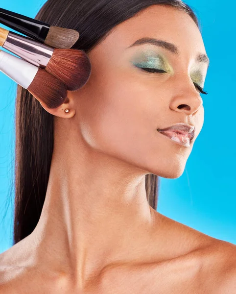 Maquillaje Pinceles Mujer India Con Base Tratamiento Facial Chica Contra —  Fotos de Stock