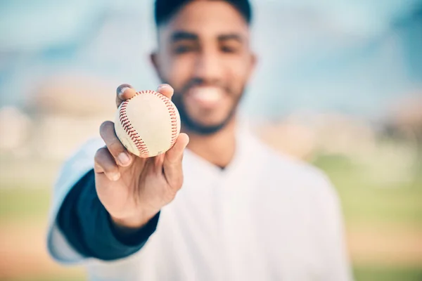 野球場 試合や試合の日に球技場やピッチでボールを持っている肖像画や投手は幸せ感じている 健康と健康のために笑顔でトレーニングでスポーツ 選手やブラーピッチャー — ストック写真
