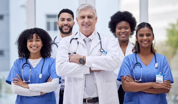 Médicos Enfermeiros Braços Cruzaram Retrato Diversidade Hospitalar Sobre Nós Liderança — Fotografia de Stock