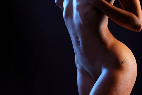 ヌード セクシーな女性とスタジオでエロティックヌードのための創造的なライトとアートのためのボディグロー 黒の背景 孤立した女性モデル裸の感覚で暗闇の中で官能的な光 モックアップと影 — ストック写真