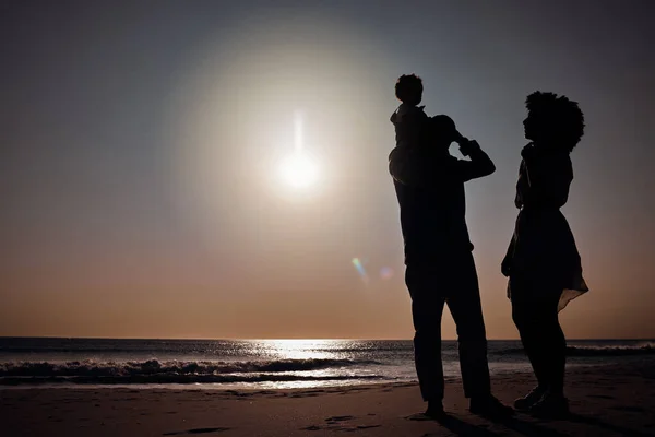 Sonnenuntergang Silhouette Strandliebe Und Familiäre Bindung Entspannen Oder Genießen Sie — Stockfoto