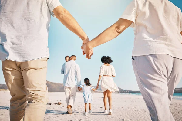 Händchenhaltend Gehen Strandfamilie Und Menschen Spazieren Binden Oder Genießen Gemeinsam — Stockfoto
