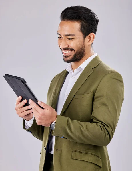 Homem Asiático Pesquisa Tablet Digital Fundo Estúdio Isolado Para Aplicativo — Fotografia de Stock