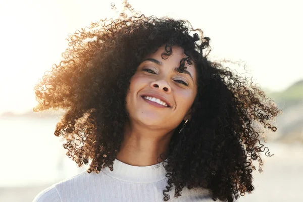 Mulher Negra Afro Vento Cabelo Livre Com Sorriso Retrato Praia — Fotografia de Stock