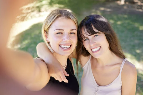 Happy Vrienden Selfie Met Vrouwen Het Park Voor Hechting Ontspanning — Stockfoto