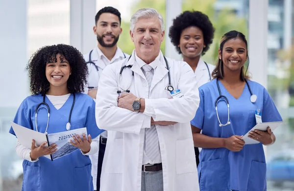 Artsen Verpleegkundigen Armen Gekruist Portret Met Leiderschap Tablet Papier Resulteert — Stockfoto