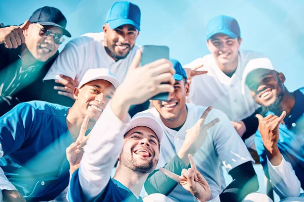 野球の男性 チームの自撮りと平和と笑顔 面白い顔とモチベーション スポーツや太陽の光でサポートします ゲーム コンテストやフィールドでのスマートフォンの写真のためのグループ チームワークとソーシャルメディアアプリ — ストック写真