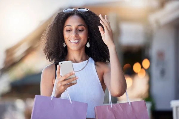 여성이 웃으며 온라인 앱에서 할인을 휴대폰 쇼핑백을 이동성 네트워크 거리에서 — 스톡 사진