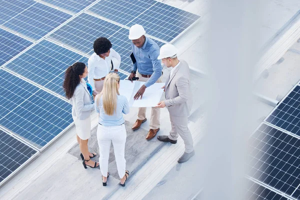 Zonne Energie Zakenmensen Engineeringteam Met Blauwdruk Voor Dakbouwrastertechnologie Voor Duurzaamheid — Stockfoto