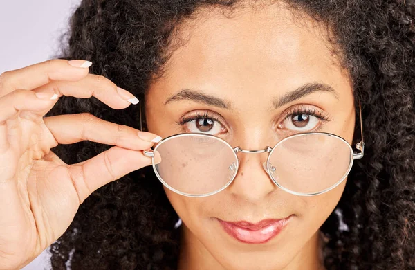 Visão Retrato Mulher Negra Estúdio Confiante Segurando Óculos Quadro Face — Fotografia de Stock