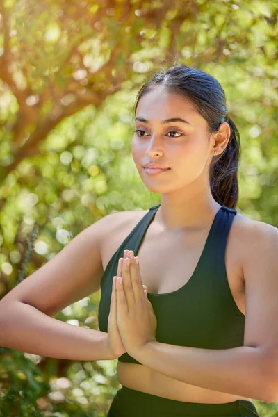 健康のための自然の中で手と女性を祈る バランスとボケの背景に平和 精神衛生 禅と考え方 ピラティスやチャクラのトレーニングのための田舎のポーズ 瞑想と女の子 — ストック写真