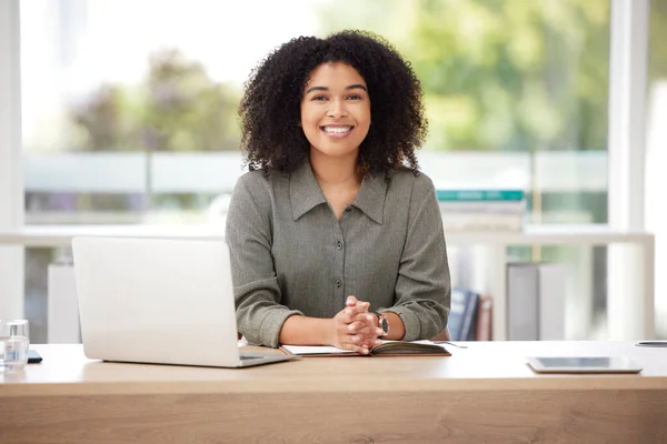 Feliz Sonrisa Portátil Con Retrato Mujer Negra Oficina Para Propuesta —  Fotos de Stock