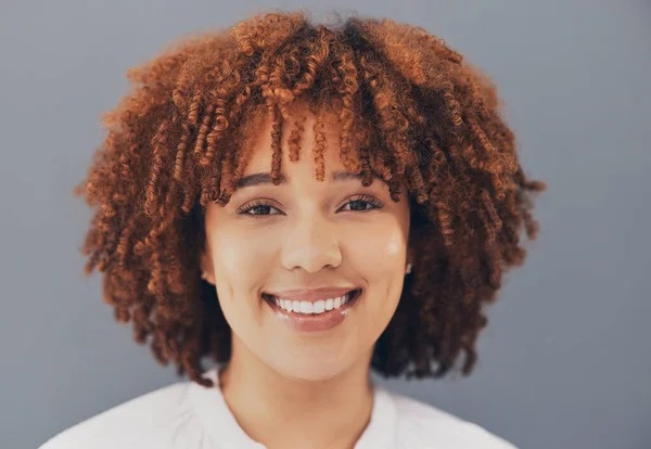 Mujer Negra Corporativa Retrato Estudio Sonrisa Con Belleza Maquillaje Cosméticos — Foto de Stock