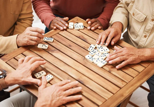 楽しい活動 社会的結合や集まりのための木製のテーブルの上のボードゲームで手 ドミノや友人 エンターテイメントのためにグループで再生四角形の数ブロックを持つドミノプレーヤーの手 — ストック写真
