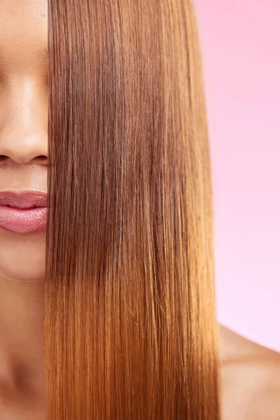サロン広告のためのピンクの背景を持つスタジオで隔離された黒の女性の美しさ 髪と半分の顔 贅沢な成長製品のプロモーションのためのモデルのヘアケア ストレートでブラジルの髪型 — ストック写真