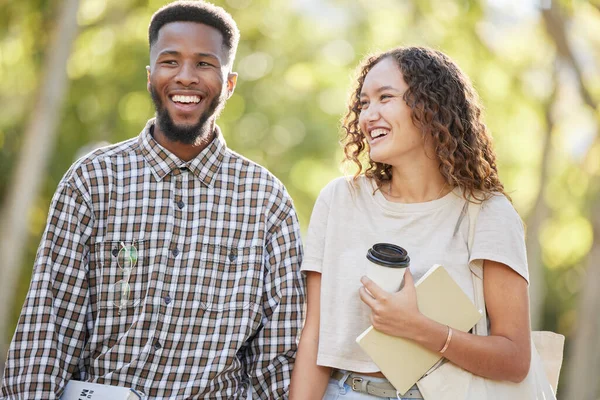 カップルや友人の屋外で 品質の時間と幸福を歩いて 一緒にリラックス キャンパスでのロマンス 黒人男性と女性 学生との関係 夏と休憩のための陽気な — ストック写真