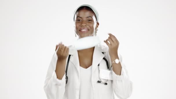 黑人妇女 医生和摘下面罩以结束在一个白色工作室背景下的遮掩 模拟非洲快乐女性在大流行病后准备接受医疗服务的画像 — 图库视频影像